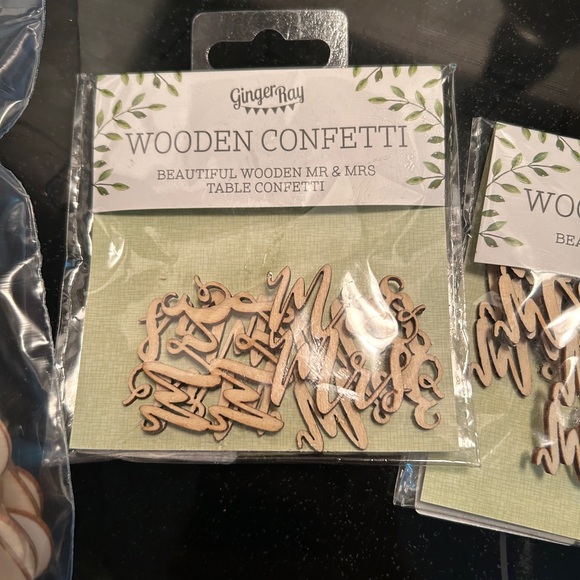 Wooden Confetti (Hearts and Mr&Mrs) - Picture 1 of 2